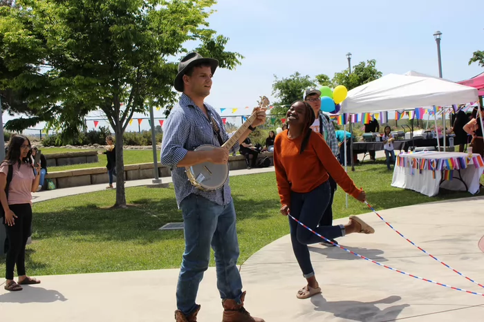 students-dance-to-banjo-player-at-event